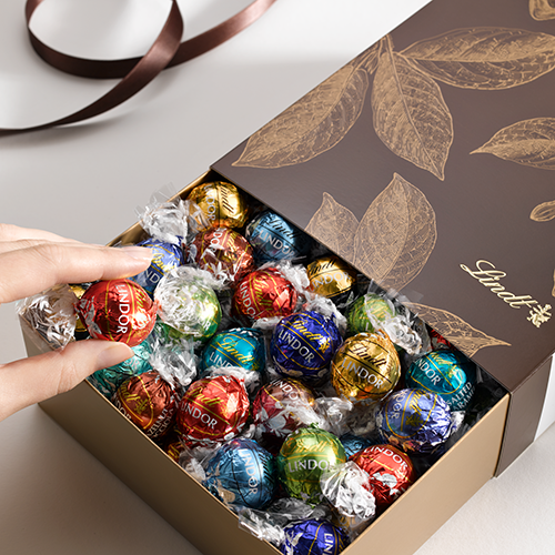 PNG Max Res-Lindt_CocoaBox_Hand_V1